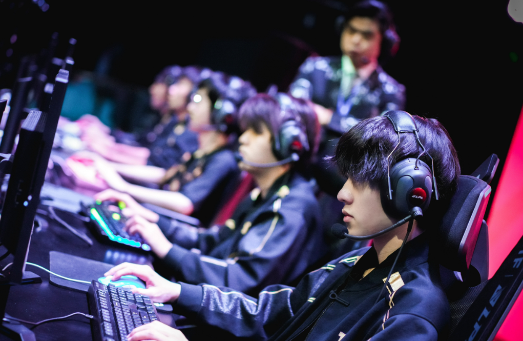 九游官网登录页-Scout在RNG比赛中持续失利，战术调整引发热议！赛场气氛高涨的简单介绍